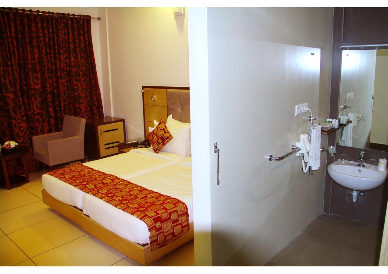Hotel Aswathy Kodungallūr Kültér fotó
